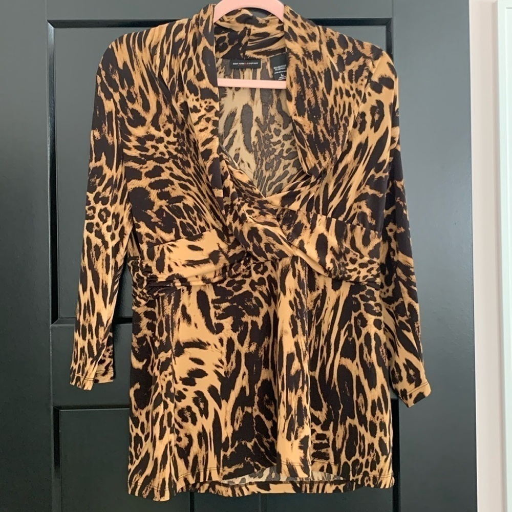 New York & Co Stretch Deep V-Neck Animal Print Blouse w/3/4 Sleeves. Size Large